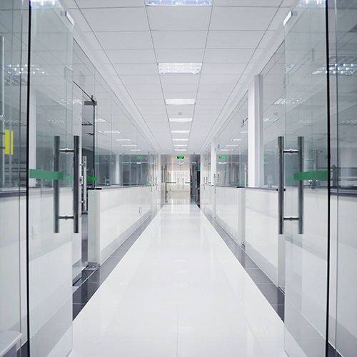 <a href=http://www.chinalianhe.com/gccf/ target=_blank class=infotextkey>合肥廠房裝修</a>：實驗室隔墻一般使用什么材料